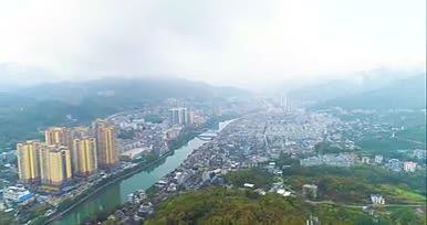 宛若仙境云雾环绕的河滨小城4K航拍视频的预览图